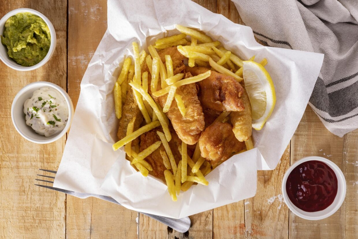 flat-lay-fish-chips-with-sauces (Copier) (2)